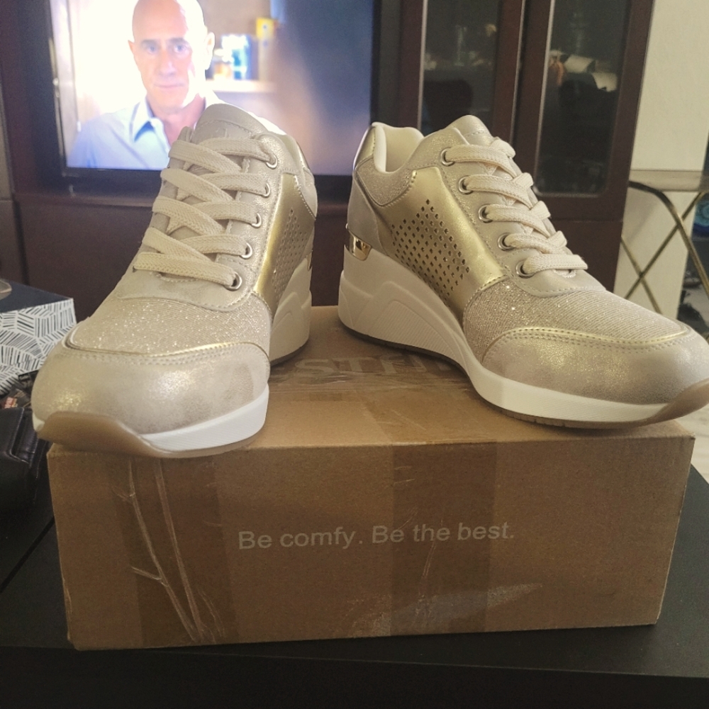 Stylish Gold Women's Sneakers Absoulletly Staninig